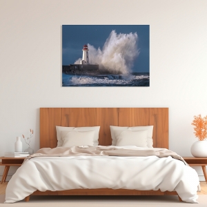 Foto-Kunstdruck, Leuchtturm im tosenden Meer von Pangea Images