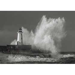 Stampa su tela, Faro nel mare in tempesta (B&W) di Pangea Images