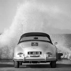 Cuadro de coches en canvas. Ocean Waves Breaking on Vintage Beauties