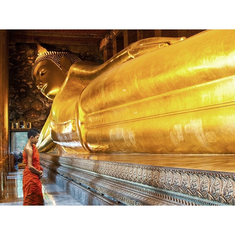 Tableau sur toile. En prière devant le Bouddha, Bangkok, Thaïlande