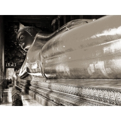 Quadro, stampa su tela. Pangea Images, In preghiera davanti al Buddha, Wat Pho, Bangkok, Tailandia (sepia)