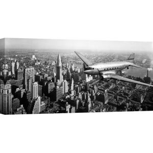 Quadro, stampa su tela. DC-4 in volo su Manhattan, New York