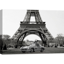 Cuadros y posters de autos. Coche deportivo bajo la Torre Eiffel (BW)
