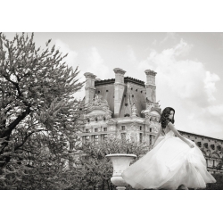 Tableau mode. Jeune femme devant le château de Chambord BW